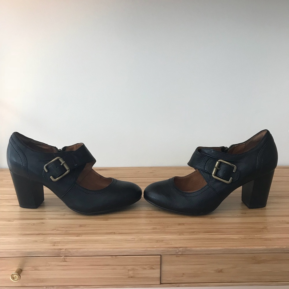 Clarks Black Leather Chunky Heel Size 7M
